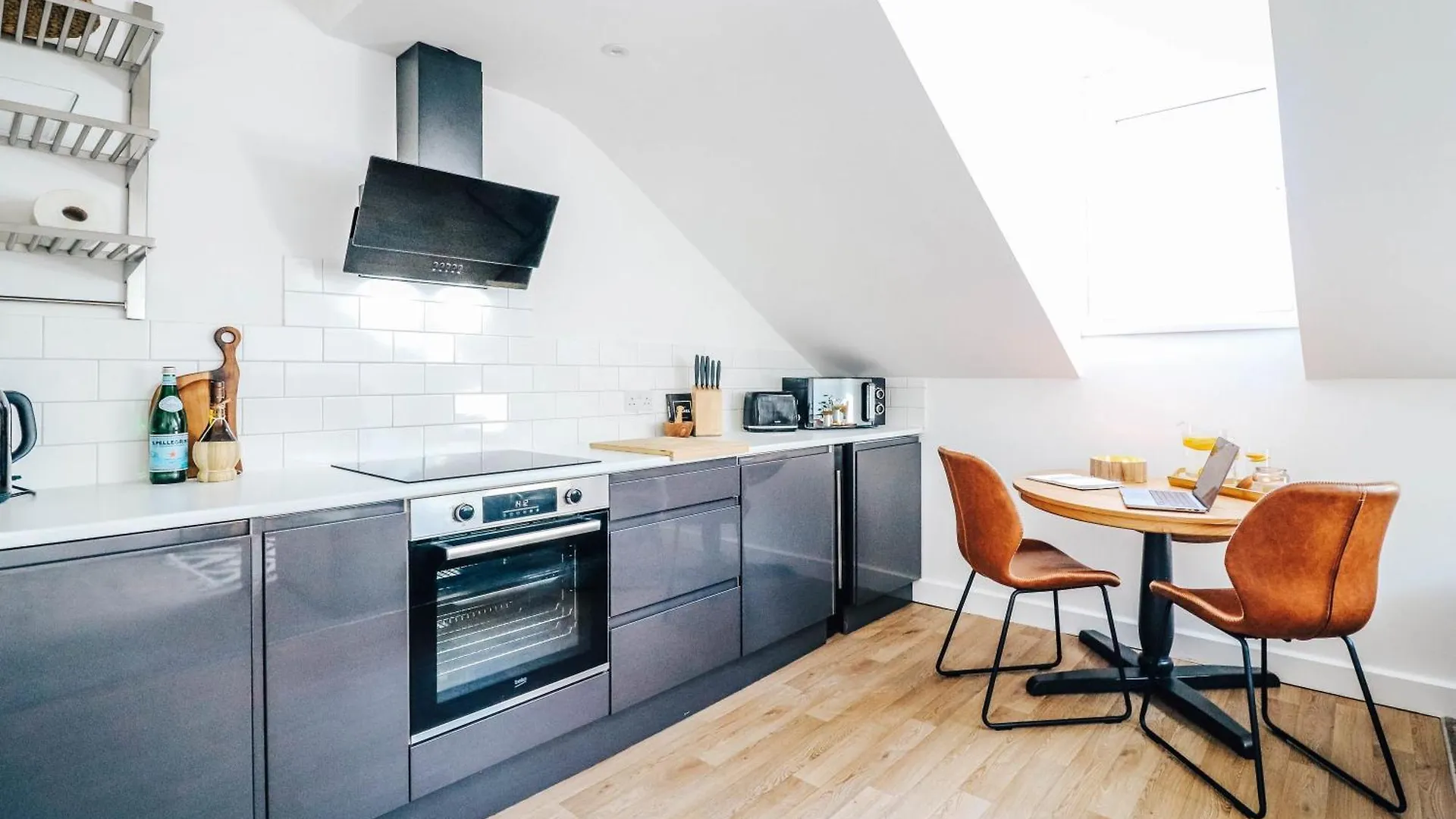 Principality View Apartment Three, By Solace Stays Cardiff 0*,