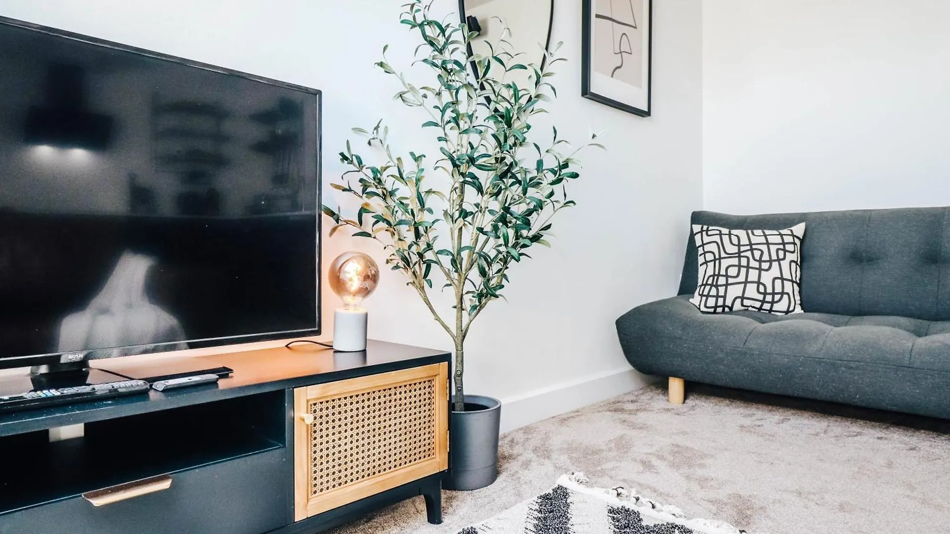 Principality View Apartment Three, By Solace Stays Cardiff